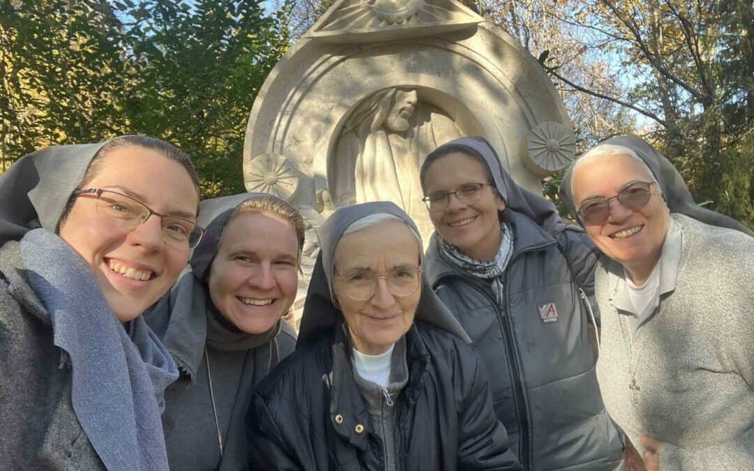 Az elhunyt nővértársak sírjainál imádkoztunk