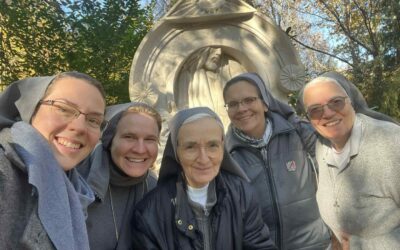 Az elhunyt nővértársak sírjainál imádkoztunk