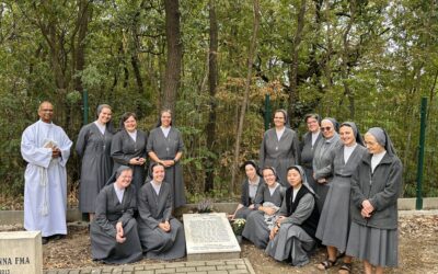 A közös ünnep kezdetén: „BOLDOGOK MIND, AKIK BENNE BÍZNAK” Don Bosco Nővérek 90 éve Magyarországon
